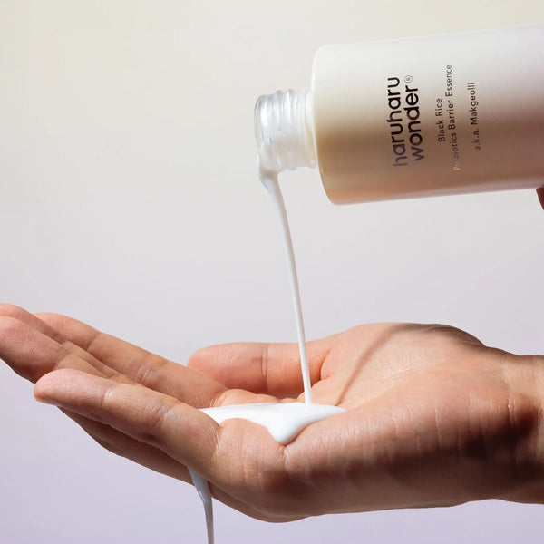 Atjaunojoša pieniņveida esence Haruharu Wonder Black Rice Probiotics Barrier Essence